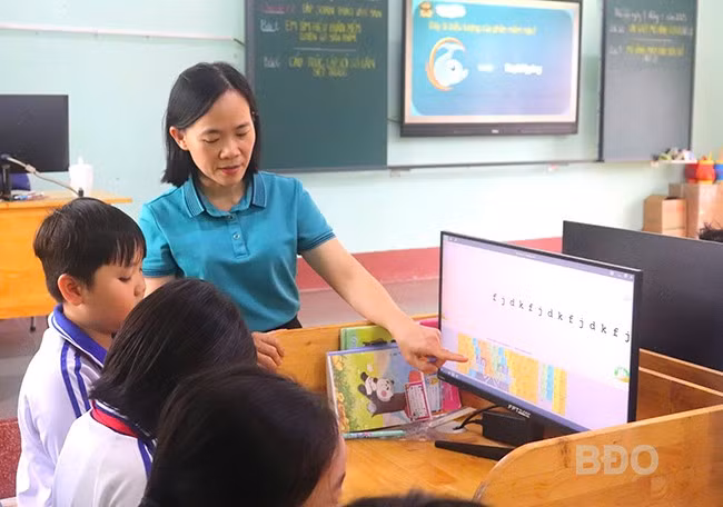 Trường Tiểu học số 1 phường Bình Định ứng dụng phần mềm trong giảng dạy. Ảnh: HỒ ĐIỂM