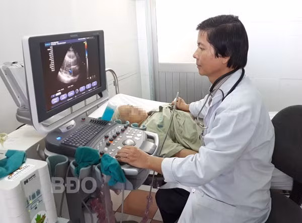 Siêu âm tim cho bệnh nhân sau khi đặt máy tạo nhịp vĩnh viễn.