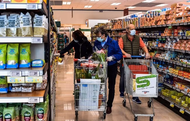 Người dân mua hàng hóa trong siêu thị tại Milan, Italy. (Ảnh: AFP/TTXVN) Người dân mua hàng hóa trong siêu thị tại Milan, Italy. (Ảnh: AFP/TTXVN)