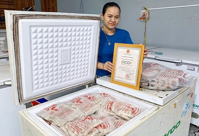 Sản phẩm chả ram tôm đất của cơ sở Cô 2 Mua được UBND huyện Phù Mỹ phân hạng OCOP 3 sao, được khách hàng ưa chuộng. Ảnh: VĂN TỐ