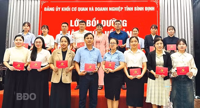 Trao giấy chứng nhận cho các học viên. Ảnh: N.TRÂM