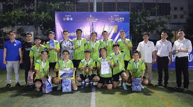 Đội Khoa Giáo dục thể chất giành vô địch Giải bóng đá nam sinh viên trường ĐH Quy Nhơn, tranh cúp bia Tiger 2025. Ảnh: Trường ĐH Quy Nhơn