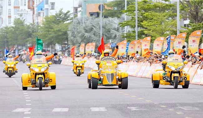 Dàn mô tô 3 bánh Gold Wing dẫn đoàn đua. Ảnh: NGUYỄN DŨNG