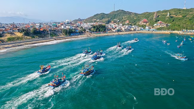 Lễ ra quân đánh bắt hải sản thể hiện khí thế phấn khởi của ngư dân nguyện cầu năm mới mùa biển bội thu, ấm no. Lễ ra quân đánh bắt hải sản thể hiện khí thế phấn khởi của ngư dân nguyện cầu năm mới mùa biển bội thu, ấm no.