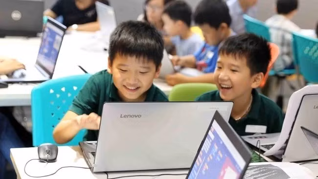 Thông qua Bộ Quy tắc, trẻ em sẽ được phổ cập kiến thức nhằm nâng cao hiểu biết khi tham gia môi trường Internet. (Ảnh minh họa: TTXVN)