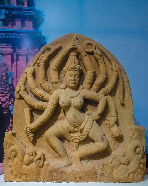 Phù điêu nữ thần Mahishasura Mardini có niên đại đầu thế kỷ XII, được Thủ tướng Chính phủ công nhận bảo vật quốc gia năm 2015 - hiện đang lưu giữ, trưng bày tại Bảo tàng tỉnh phục vụ công chúng tham quan, tìm hiểu, nghiên cứu. Ảnh: NGỌC NHUẬN