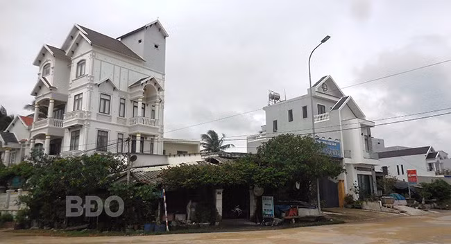Những căn nhà đồ sộ, khang trang trở nên quen thuộc tại làng biển Thiện Chánh, Tân Thành. Ảnh: V.L