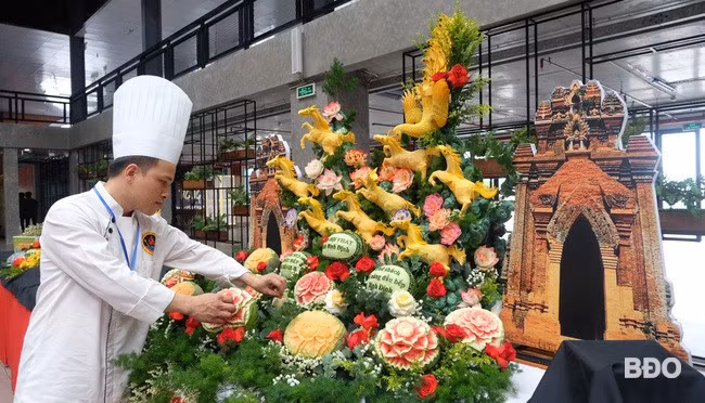 Không gian giới thiệu nghệ thuật cắt tỉa trang trí món ăn tại Hội thi. Ảnh; ĐOAN NGỌC
