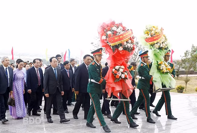 Đoàn lãnh đạo Tỉnh ủy, HĐND, UBND, Ủy ban MTTQ Việt Nam tỉnh dâng hoa Tượng đài chiến thắng Núi Bà.