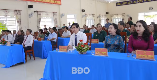 Các đại biểu tham dự buổi lễ. Ảnh: H.P