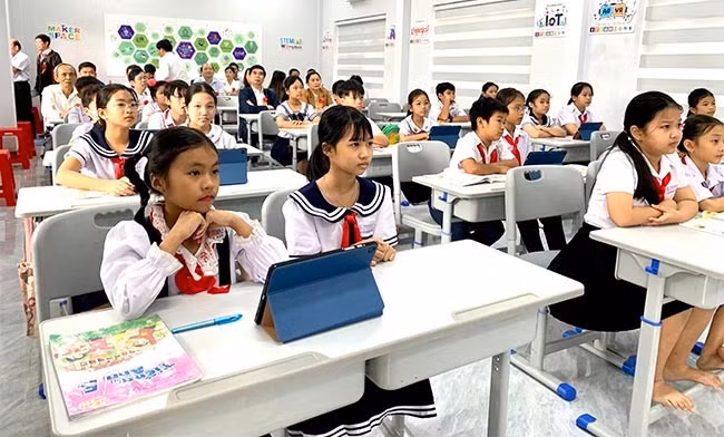 Học sinh lớp 5A, Trường Tiểu học số 1 thị trấn Phù Mỹ tham gia lớp học số.