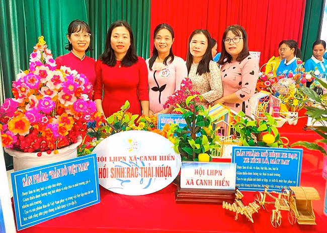 Sản phẩm được làm từ các vật liệu phế thải của Hội LHPN xã Canh Hiển. Ảnh: M.N
