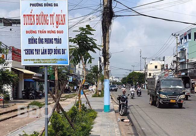Trên tuyến đường tự quản Trần Hưng Đạo (thuộc phường Đống Đa) vẫn có một số hộ dân để rác, xả rác bừa bãi (ảnh chụp sáng 9.3). Ảnh: H.THU