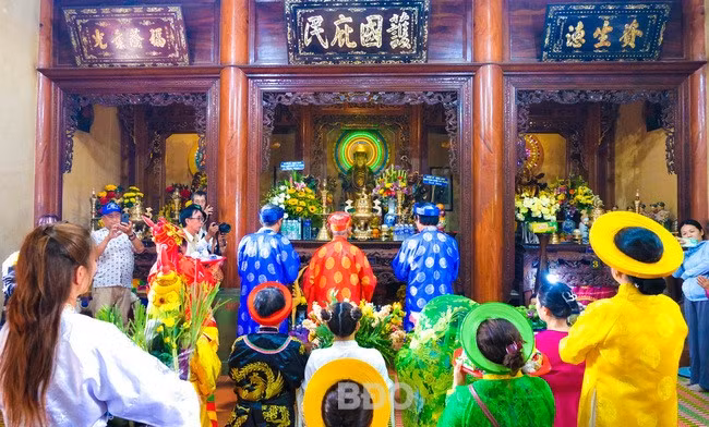 Nghi lễ yết cáo, tế các vị thần linh. Ảnh: NGỌC NHUẬN