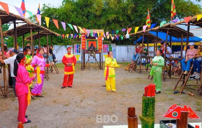 Hội đánh bài chòi dân gian tổ chức trong khuôn viên chùa Bà tạo không khí rộn ràng. Ảnh: NGỌC NHUẬN