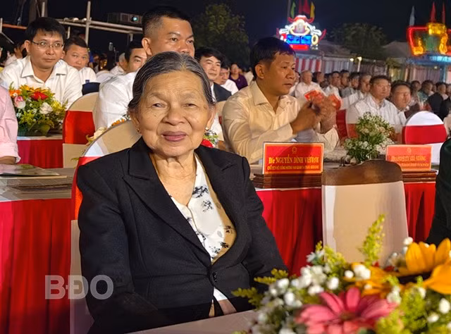 Mẹ Việt Nam anh hùng Chung Thị Chính dự Lễ kỷ niệm 50 năm Ngày giải phóng TX Hoài Nhơn (28.3.1975 - 28.3.2025). Ảnh: T.THU