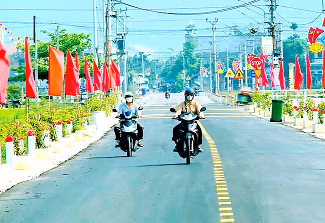 Tuyến đường từ ĐT 636 đến giáp ĐT 631 được nâng cấp, mở rộng, giúp nâng cao chất lượng cuộc sống người dân 2 xã Phước Hòa, Phước Thắng (huyện Tuy Phước). Ảnh: HẢI YẾN