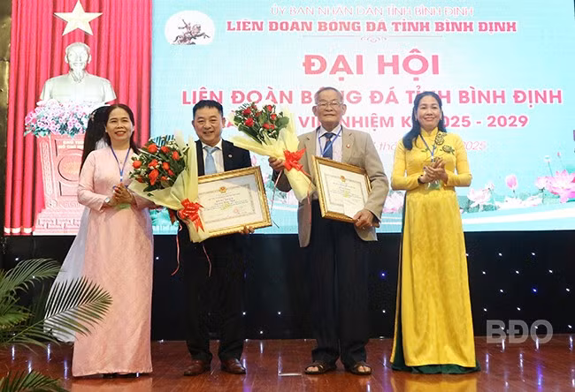Trao bằng khen của Chủ tịch UBND tỉnh cho các tập thể và cá nhân có thành tích xuất sắc, đóng góp trong xây dựng và phát triển phong trào bóng đá tỉnh trong nhiệm kỳ 2019 - 2024. Ảnh: H.VỸ Trao bằng khen của Chủ tịch UBND tỉnh cho các tập thể và cá nhân có thành tích xuất sắc, đóng góp trong xây dựng và phát triển phong trào bóng đá tỉnh trong nhiệm kỳ 2019 - 2024. Ảnh: H.VỸ