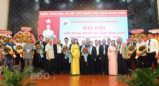 Ban Chấp hành Liên đoàn Bóng đá tỉnh Bình Định khóa VII ra mắt tại Đại hội. Ảnh: H.VỸ Ban Chấp hành Liên đoàn Bóng đá tỉnh Bình Định khóa VII ra mắt tại Đại hội. Ảnh: H.VỸ