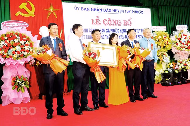 Thừa ủy quyền UBND tỉnh, UBND huyện Tuy Phước trao Quyết định công nhận xã Phước Hưng đạt chuẩn NTM kiểu mẫu. Ảnh: Xuân Thức. Thừa ủy quyền UBND tỉnh, UBND huyện Tuy Phước trao Quyết định công nhận xã Phước Hưng đạt chuẩn NTM kiểu mẫu. Ảnh: Xuân Thức.