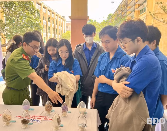 Cán bộ CA tỉnh thuyết minh về tác hại của các loại ma tuý với ĐVTN tại chương trình. Ảnh: D.L Cán bộ CA tỉnh thuyết minh về tác hại của các loại ma tuý với ĐVTN tại chương trình. Ảnh: D.L