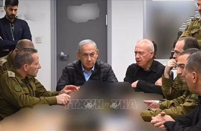 Thủ tướng Israel Benjamin Netanyahu (giữa, trái) và Bộ trưởng Quốc phòng Yoav Gallant (giữa, phải) trong cuộc họp với các quan chức quân sự sau vụ tấn công Iran, ngày 26.10.2024. Ảnh: GPO/TTXVN