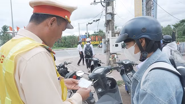 CSGT thường xuyên kiểm tra học sinh đi học bằng xe máy, xe máy điện, xe đạp điện. Ảnh: N.GIANG