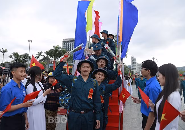 Bước qua cầu vinh quang, các thanh niên sẽ bắt đầu một hành trình mới - hành trình của những hoài bão, ước mơ, lý tưởng sống đẹp. - Trong ảnh: Thanh niên TP Quy Nhơn hăng hái lên đường nhập ngũ. Ảnh: HỒNG PHÚC