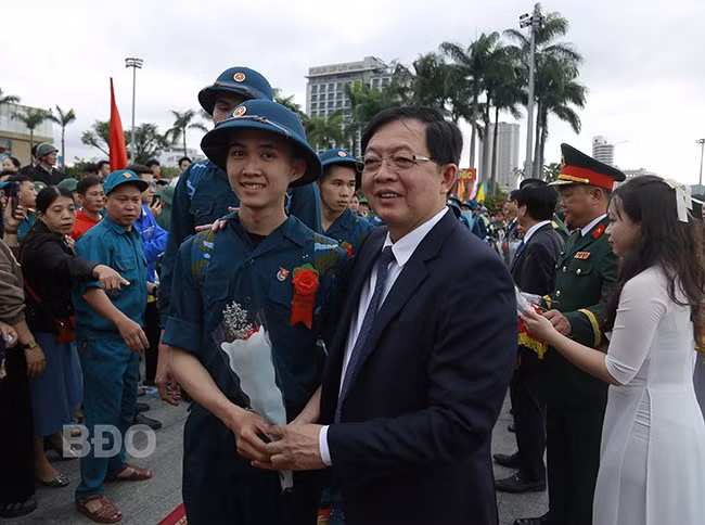 Đồng chí Hồ Quốc Dũng - Ủy viên Trung ương Đảng, Bí thư Tỉnh ủy, Chủ tịch HĐND tỉnh tặng hoa, động viên thanh niên TP Quy Nhơn lên đường nhập ngũ. Ảnh: HỒNG PHÚC