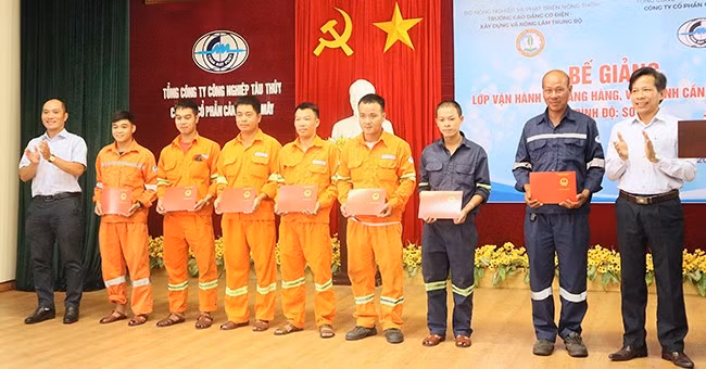 Trường CĐ Cơ điện - Xây dựng và Nông lâm Trung bộ và Công ty CP Cảng Chân Mây trao chứng chỉ tốt nghiệp khóa đào tạo cho 40 người lao động. Ảnh: Trường CĐ Cơ điện - Xây dựng và Nông lâm Trung bộ