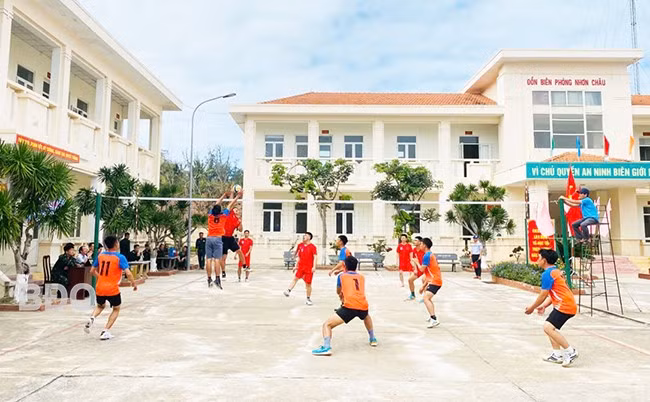 Thi đấu bóng chuyền trong khuôn khổ Ngày Biên phòng toàn dân ở xã Nhơn Châu. Ảnh: ĐẶNG HOAN