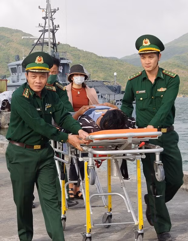 Cán bộ quân y BĐBP Bình Định tham gia cấp cứu ngư dân bị nạn trên biển đưa về đất liền điều trị. Ảnh: T.BÌNH Cán bộ quân y BĐBP Bình Định tham gia cấp cứu ngư dân bị nạn trên biển đưa về đất liền điều trị. Ảnh: T.BÌNH