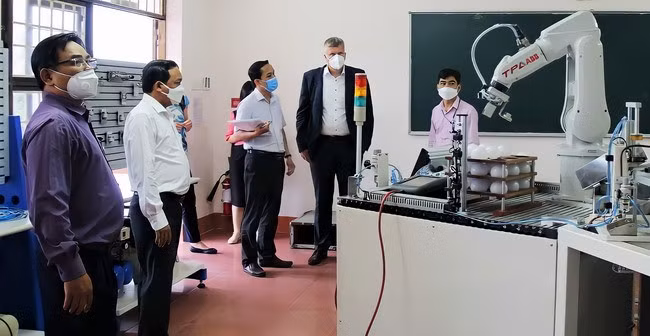 Tập đoàn Kurz khảo sát cơ sở vật chất, hoạt động đào tạo một số nghề như cơ điện tử, điện tử, cơ khí, cắt gọt kim loại… tại Trường CĐ Kỹ thuật Công nghệ Quy Nhơn. Ảnh: Trường CĐ KTCN Quy Nhơn