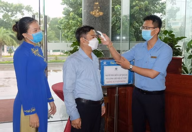 Khách sạn Hải Âu tuân thủ nghiêm quy định đảm bảo an toàn phòng, chống dịch đối với người lao động, khách lưu trú tại khách sạn. Ảnh: NGỌC NHUẬN