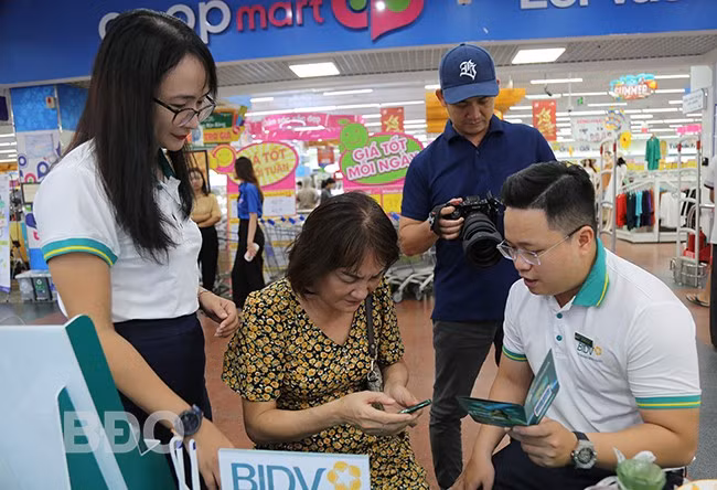 Nhân viên BIDV Bình Định đến siêu thị Co.opmart Quy Nhơn để tư vấn cho khách hàng sản phẩm dịch vụ ngân hàng điện tử và các chương trình cho vay với lãi suất cạnh tranh. Ảnh: T.SỸ