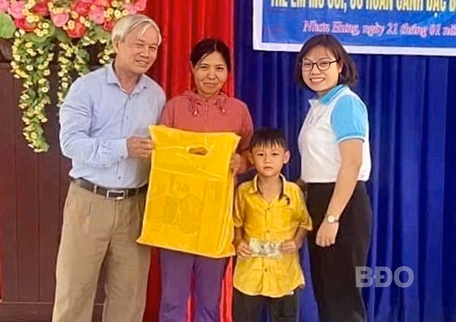 Hội LHPN phường Nhơn Hưng (TX An Nhơn) nhận đỡ đầu em Lê Ngọc Hiếu vào đầu năm 2025. Ảnh: ĐVCC
