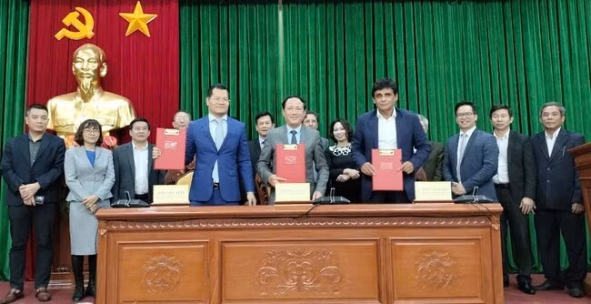 Chủ tịch UBND tỉnh Phạm Anh Tuấn cùng ông Tống Đức Hiếu, chủ tịch HĐQT và ông Timur Shahrukh Sheer Mohamed ký biên bản ghi nhớ triển khai Dự án khu nghỉ dưỡng cao cấp và siêu du thuyền tại khu vực Đề Gi - Vũng Bồi tỉnh Bình Định. Ảnh: T.SỸ