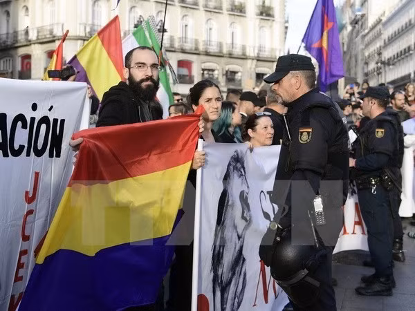 Cảnh sát ngăn dòng người tuần hành kêu gọi trưng cầu dân ý về độc lập vùng Catalunya trên quảng trường Puerta del Sol ngày 1.10. (Nguồn: AFP/TTXVN)