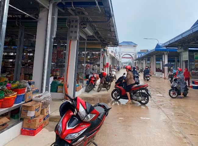 Các lối đi trong chợ rộng, thông thoáng nên việc kinh doanh thuận lợi.