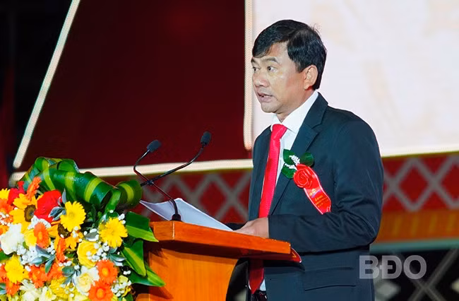 Bí thư Huyện ủy An Lão Nguyễn Xuân Vĩnh phát biểu tại lễ Kỷ niệm 60 năm Chiến thắng An Lão. Ảnh: D.Đ