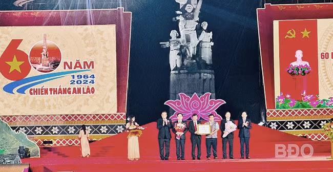 Phó Bí thư Thường trực Tỉnh ủy Lê Kim Toàn (bìa trái) và Chủ tịch UBND tỉnh Phạm Anh Tuấn (bìa phải) tặng bằng khen cho Huyện ủy, HĐND, UBND, Ủy ban MTTQ Việt Nam huyện An Lão. Ảnh: D.Đ