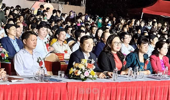 Đông đảo bà con nhân dân tham dự buổi lễ. Ảnh: DĐ
