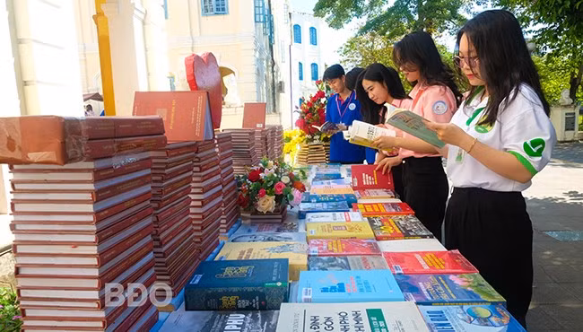 Gian trưng bày sách của Thư viện tỉnh tại Trường ĐH Quy Nhơn. Ảnh: NGỌC NHUẬN Gian trưng bày sách của Thư viện tỉnh tại Trường ĐH Quy Nhơn. Ảnh: NGỌC NHUẬN