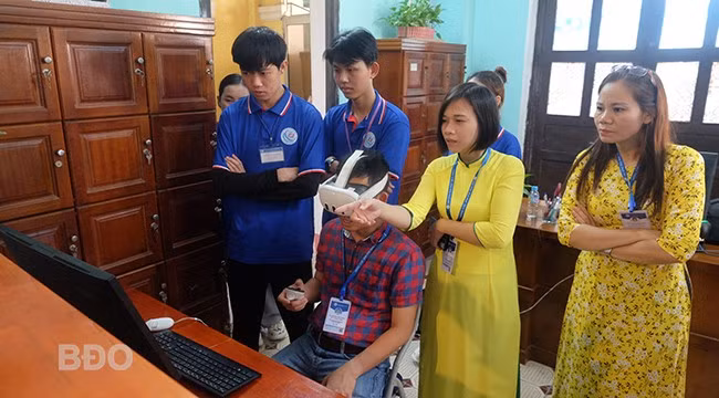 Trải nghiệm đọc sách ảo tại Thư viện Trường ĐH Quy Nhơn. Ảnh: NGỌC NHUẬN Trải nghiệm đọc sách ảo tại Thư viện Trường ĐH Quy Nhơn. Ảnh: NGỌC NHUẬN
