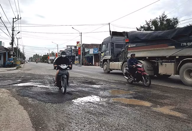 Mặt đường khu vực ngã ba QL19 và đường dẫn vào Cụm công nghiệp Phú An hư hỏng, nhiều ổ gà, ổ voi. Ảnh: N.K Mặt đường khu vực ngã ba QL19 và đường dẫn vào Cụm công nghiệp Phú An hư hỏng, nhiều ổ gà, ổ voi. Ảnh: N.K
