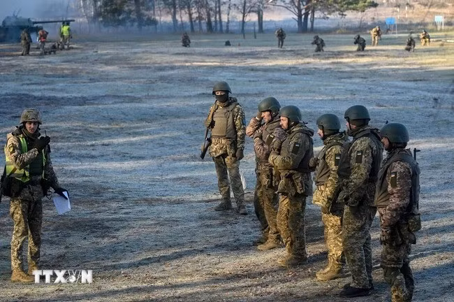 Binh sỹ Ukraine tham gia buổi huấn luyện ở ngoại ô Kiev ngày 21.11.2023. (Ảnh: AFP/TTXVN)