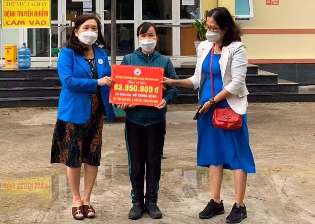 Trao tiền hỗ trợ bệnh nhân Hà Trung Dũng cho người nhà. Ảnh: N.T Trao tiền hỗ trợ bệnh nhân Hà Trung Dũng cho người nhà. Ảnh: N.T