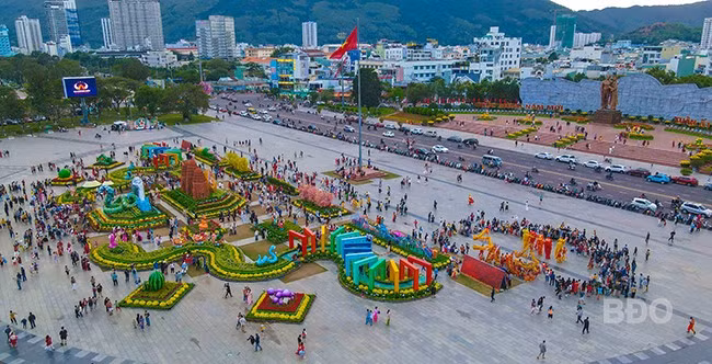 Cụm linh vật năm Ất Tỵ 2025 trưng bày tại Quảng trường Nguyễn Tất Thành từ ngày 21.1 - 9.2 (tức ngày 22 tháng Chạp năm Giáp Thìn đến ngày 12 tháng Giêng năm Ất Tỵ) đã trở thành điểm đến thu hút rất đông người dân, du khách tham quan, check-in, ghi lại khoảnh khắc vui xuân. Cụm linh vật năm Ất Tỵ 2025 trưng bày tại Quảng trường Nguyễn Tất Thành từ ngày 21.1 - 9.2 (tức ngày 22 tháng Chạp năm Giáp Thìn đến ngày 12 tháng Giêng năm Ất Tỵ) đã trở thành điểm đến thu hút rất đông người dân, du khách tham quan, check-in, ghi lại khoảnh khắc vui xuân.