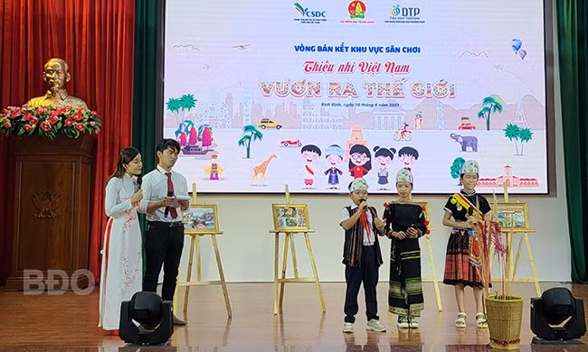 Đội thi Trường Tiểu học Trần Quốc Tuấn (tỉnh Đắk Lắk) thuyết trình tại vòng bán kết. Ảnh: C.H Đội thi Trường Tiểu học Trần Quốc Tuấn (tỉnh Đắk Lắk) thuyết trình tại vòng bán kết. Ảnh: C.H