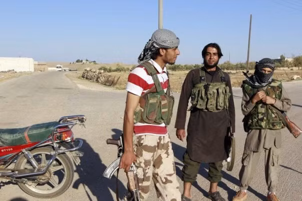 Các chiến binh IS trên đường phố của thị trấn Kobani, Syria.
